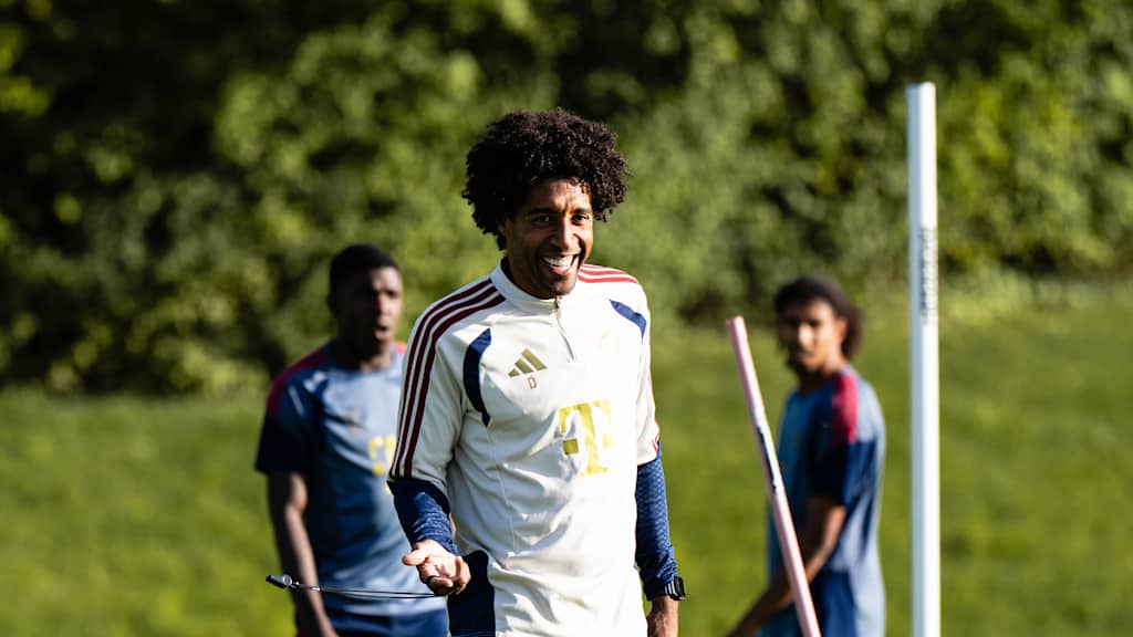 Dante lacht im Training.