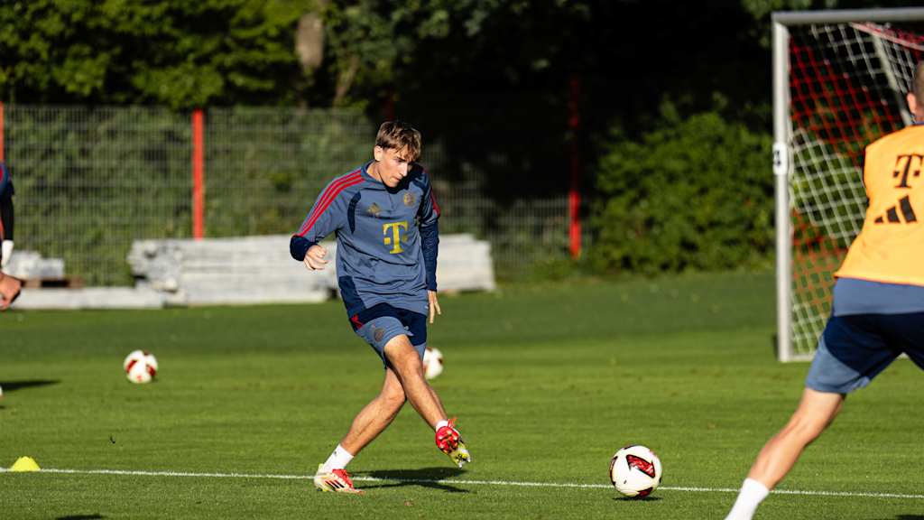Artur Degraf passt den Ball.