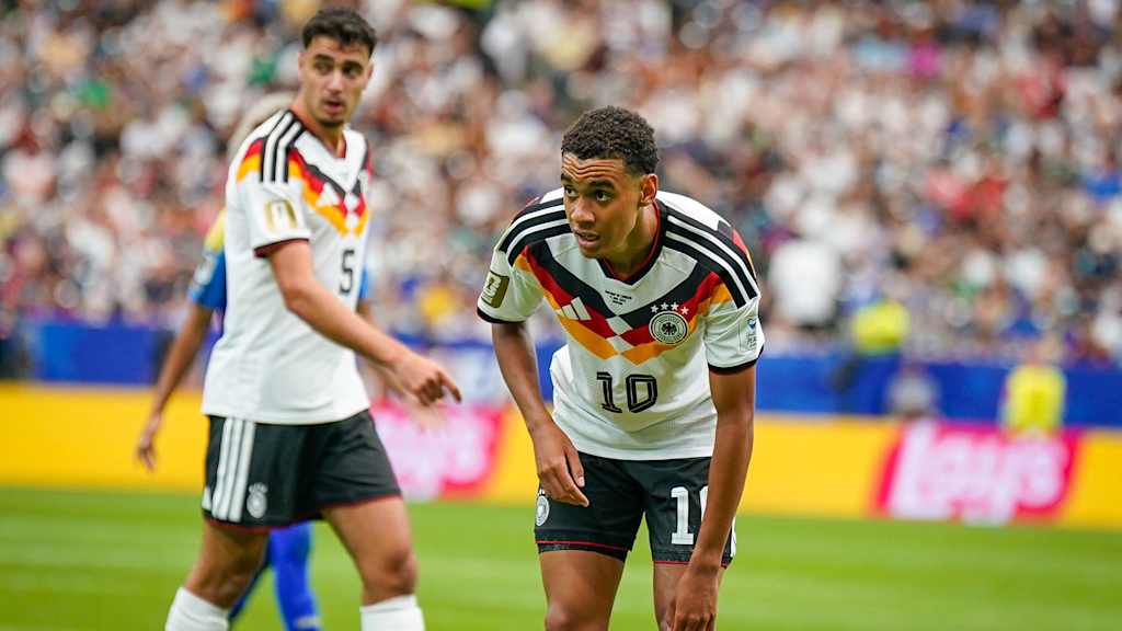 Aleks Pavlovic und Jamal Musiala im Trikot der deutschen Nationalmannschaft
