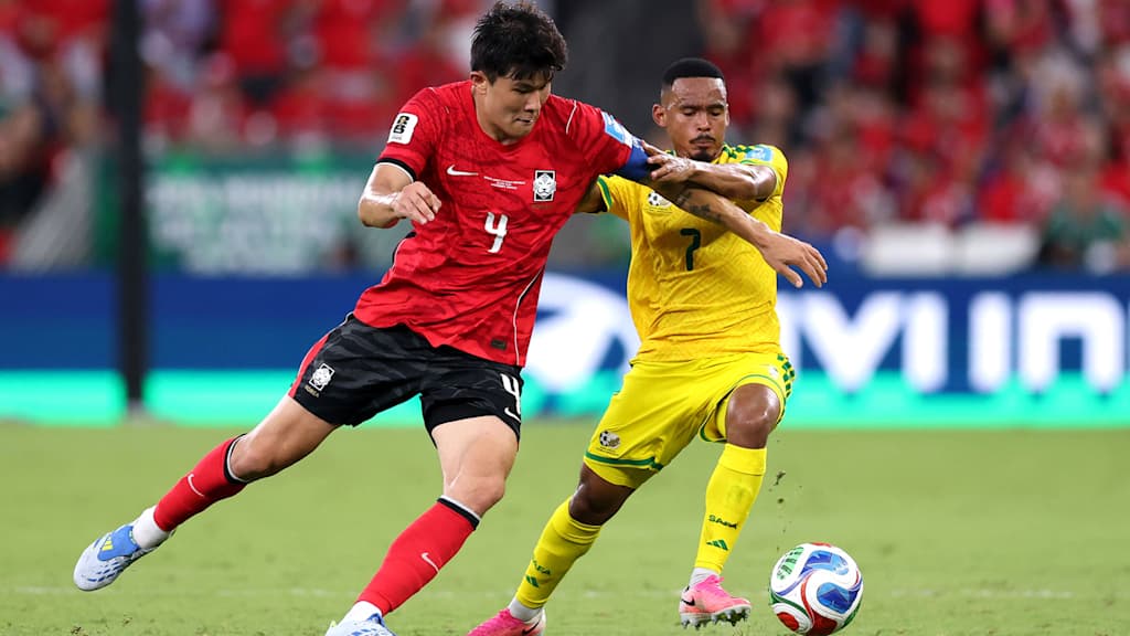 Minjae Kim im Zweikampf mit Südafrikas Oswin Appollis im WM-Spiel der Südkoreaner