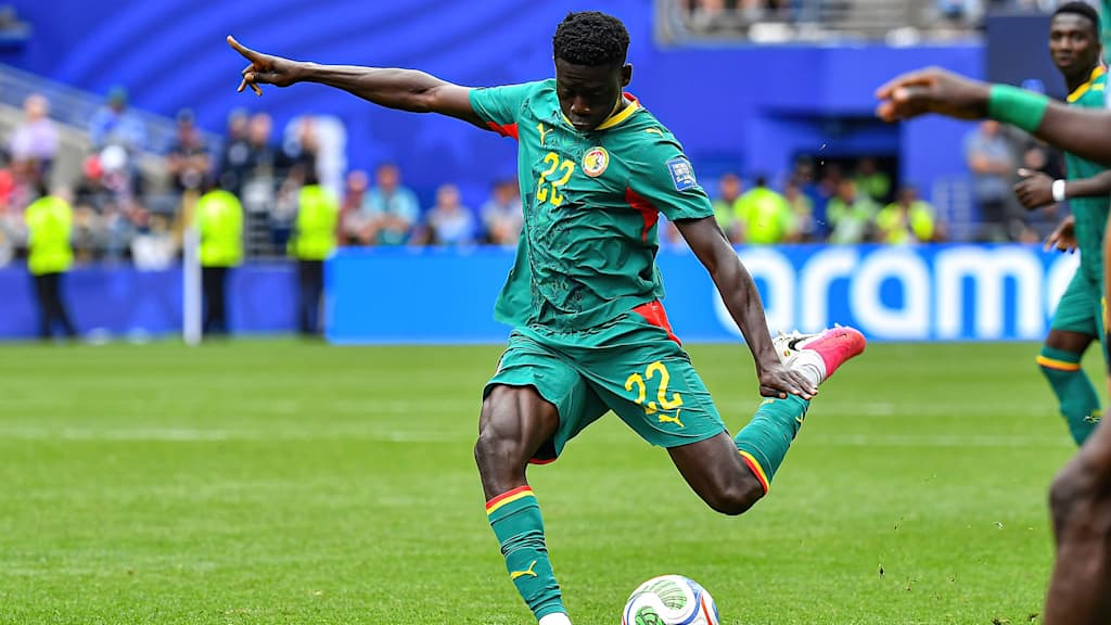 Bara Sapoko Ndiaye setzt zum Schuss an im Länderspiel des Senegals gegen Belgien