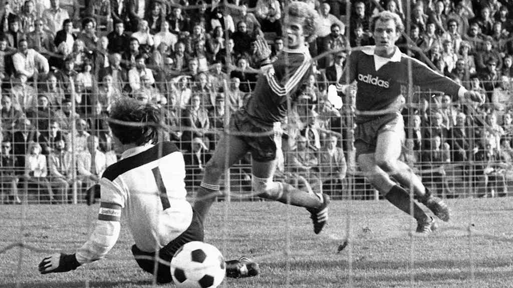 Uli Hoeneß erzielt das 6:5 für den FC Bayern gegen Bochum