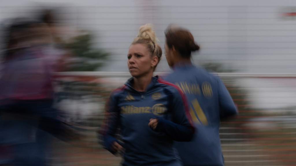 Linda Dallmann während einer Einheit der FC Bayern Frauen.