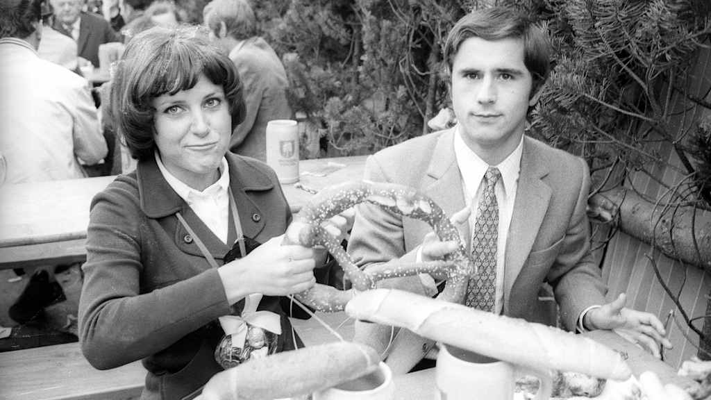 Beweisfoto: Gerd Müller 1969 Lederhosen-los auf der Wiesn. Nur seine Uschi trachtelte schon ein bisserl.