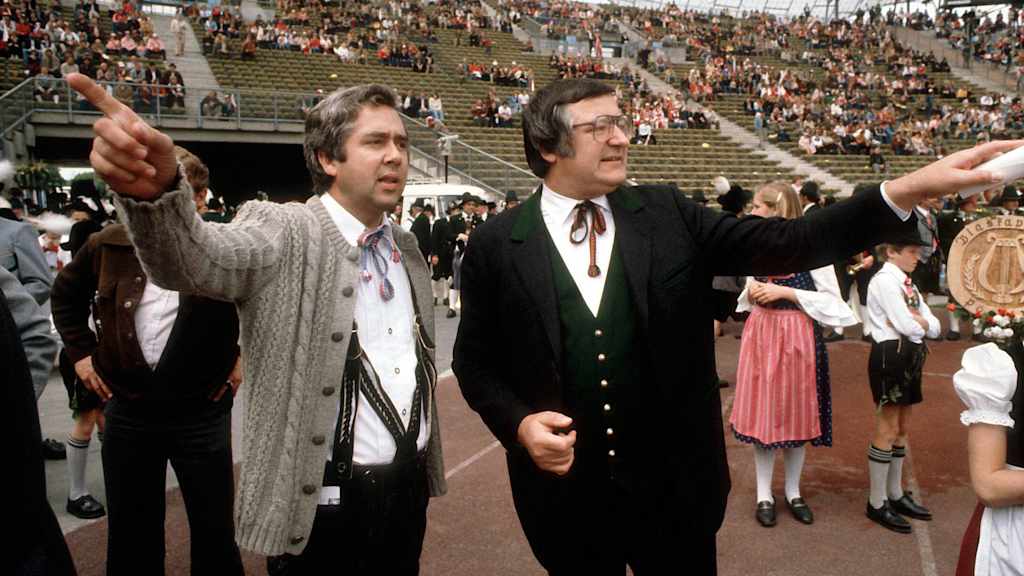 Hirschlederne oder Trachtenanzug? Bei Präsident Willi O. Hoffmann (rechts) und Nachfolger Fritz Scherer bleiben 1980 noch Modefragen offen.