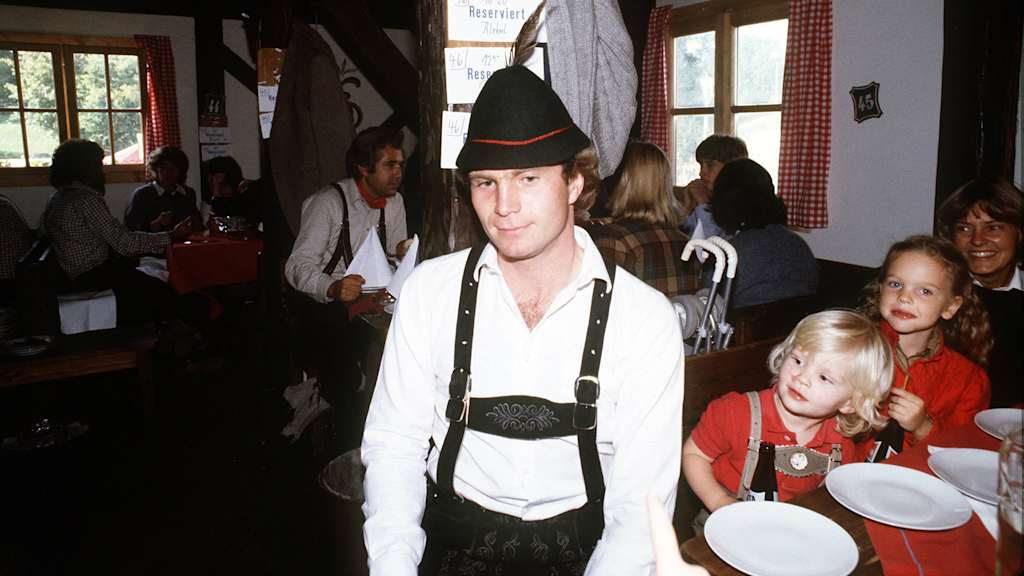 Uli Hoeneß 1976 mit Familie als früher Bayern-Trachtler. Das ist allerdings nicht die von Willi Lemke erbeutete Hirschlederne.