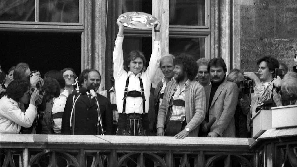 Meisterfeier 1980: Klaus Augenthaler & Co. zum ersten Mal in Lederhosen auf dem Rathausbalkon.