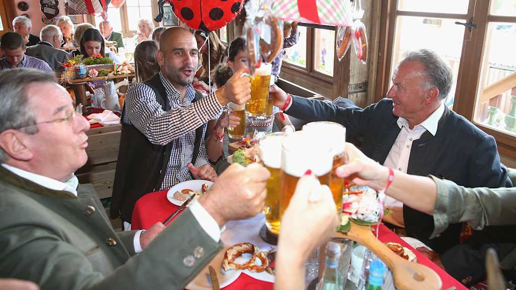 Prost, Pep! Die Bayern-Macher 2015 in Tracht, mit Guardiola, Karl Hopfner und Kalle Rummenigge.