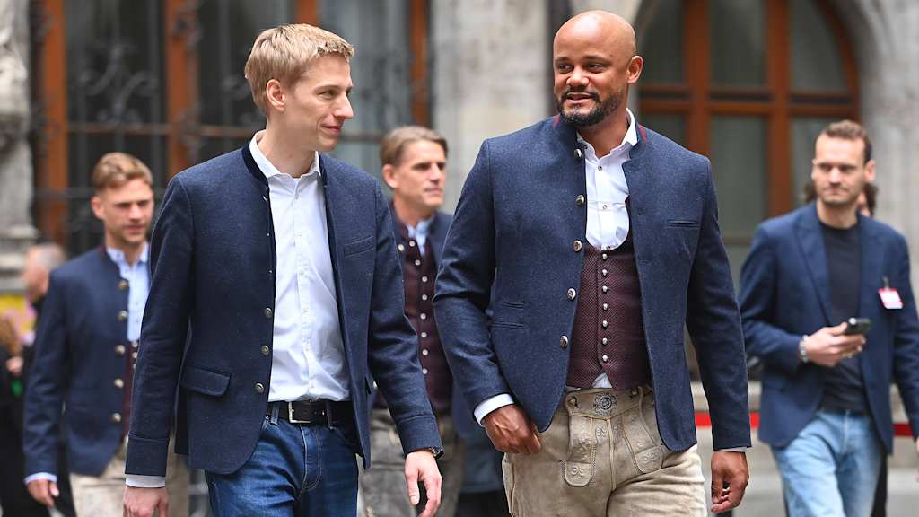 Als hätte er nie etwas anderes getragen: Vincent Kompany bei der Meisterfeier 2026 mit Münchens OB Dominik Krause.