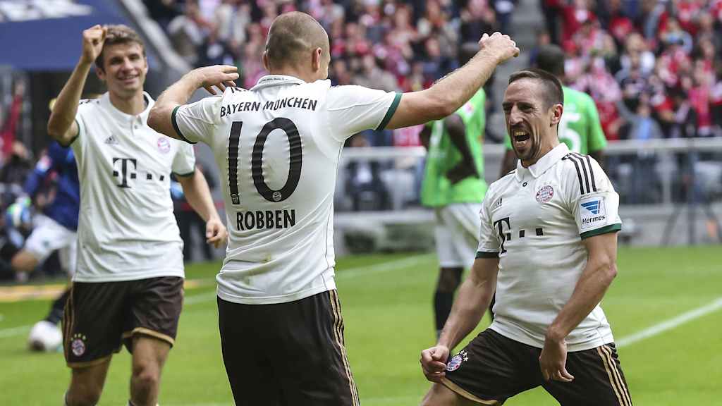 Lederhosen ohne Hirsch: Thomas Müller, Arjen Robben und Franck Ribéry im Wiesn-Trikot 2013.