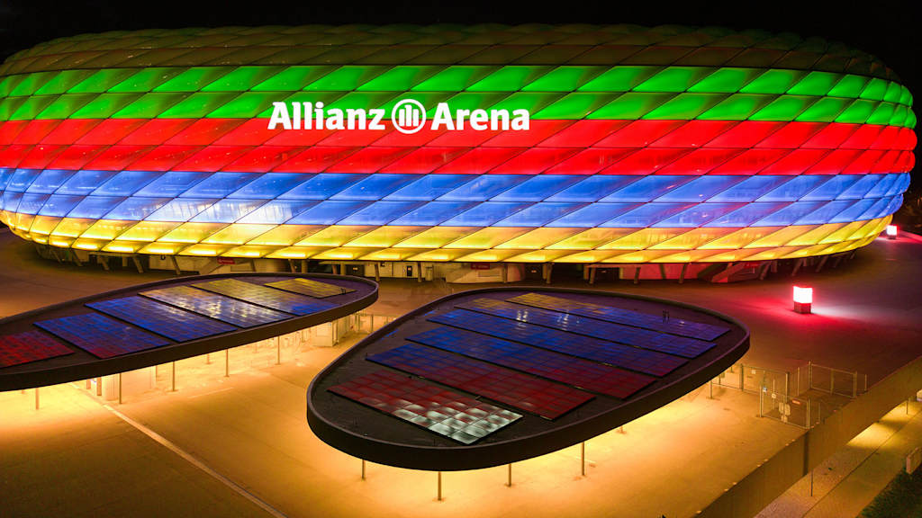 Die Allianz Arena erstrahlt bei Nacht in den Farben der deutschen Olympia-Bewerbung mit einem schwarzen, grünen, roten, blauen und gelben Querstreifen auf der Fassade