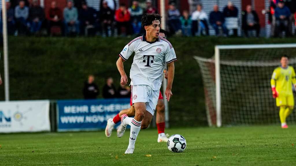 David Santos dribbelt mit dem Ball am Fuß.