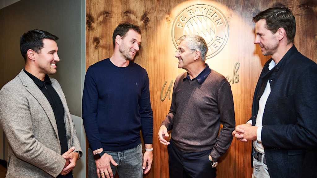 Die beiden Geschäftsführer der FC Bayern Basketball GmbH, Adrian Sarmiento und Thorsten Leibenath, sowie der neue Basketball-Cheftrainer Anton Gavel im Gespräch mit Präsident Herbert Hainer.