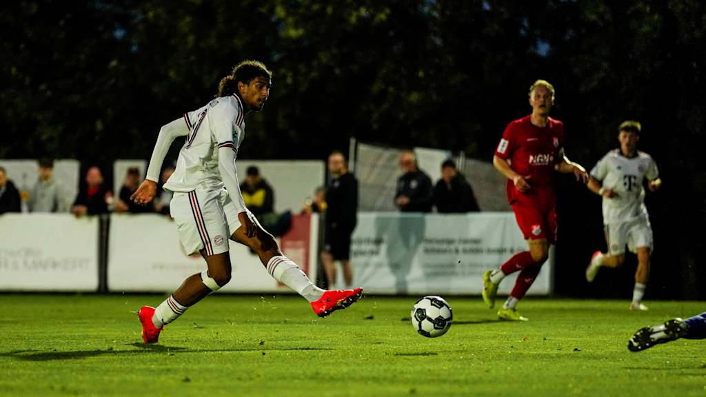 Noah Codjo-Evora schießt mit dem linken Fuß.