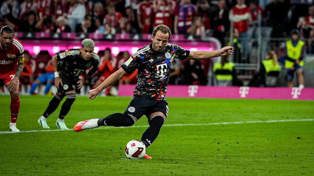 Harry Kane trifft vom Elfmeterpunkt während des Bundesligaspiels zwischen dem FC Bayern und Union Berlin