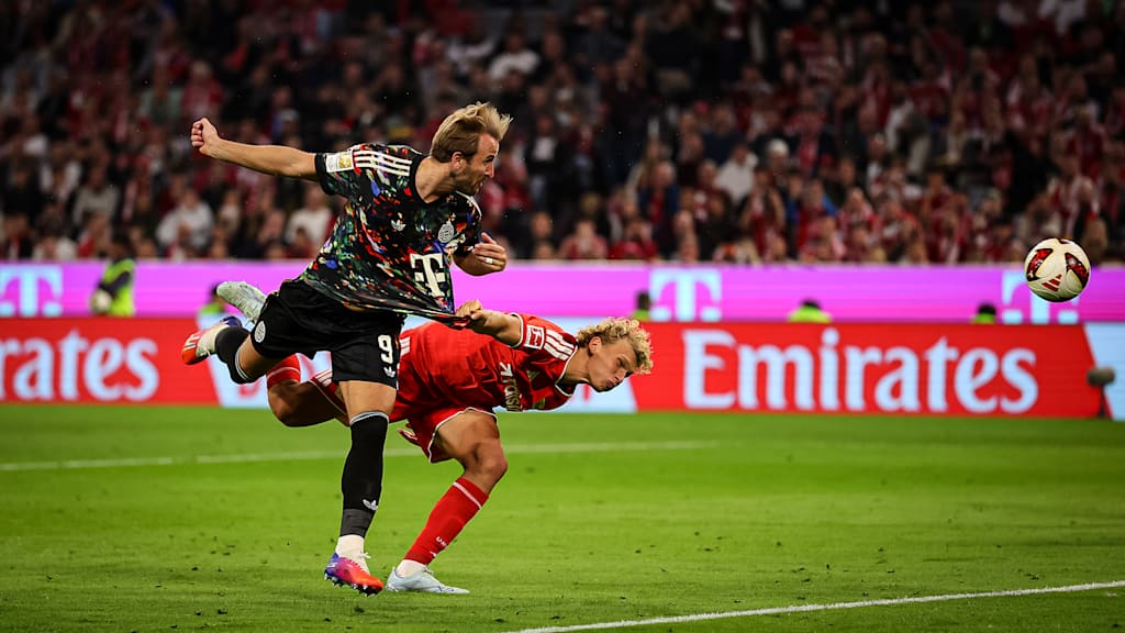 Harry Kane köpft den Ball zum 4:0 in die Maschen während des Bundesligaspiels zwischen dem FC Bayern und Union Berlin