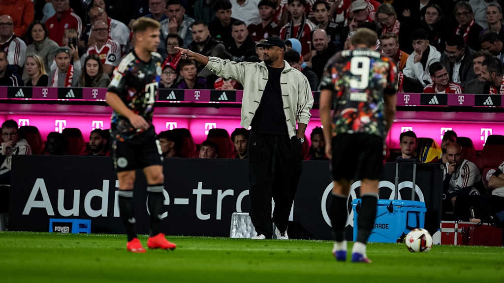 Vincent Kompany gibt an der Seitenlinie die Richtung vor während des Bundesligaspiels zwischen dem FC Bayern und Union Berlin