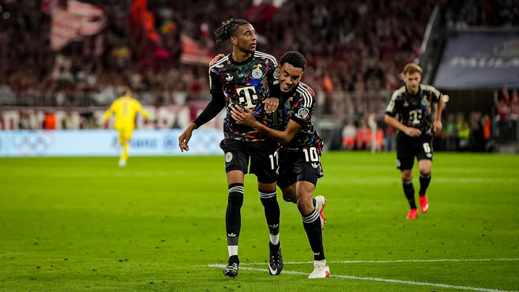 Jamal Musiala mit Michael Olise im Arm während des Bundesligaspiels zwischen dem FC Bayern und Union Berlin