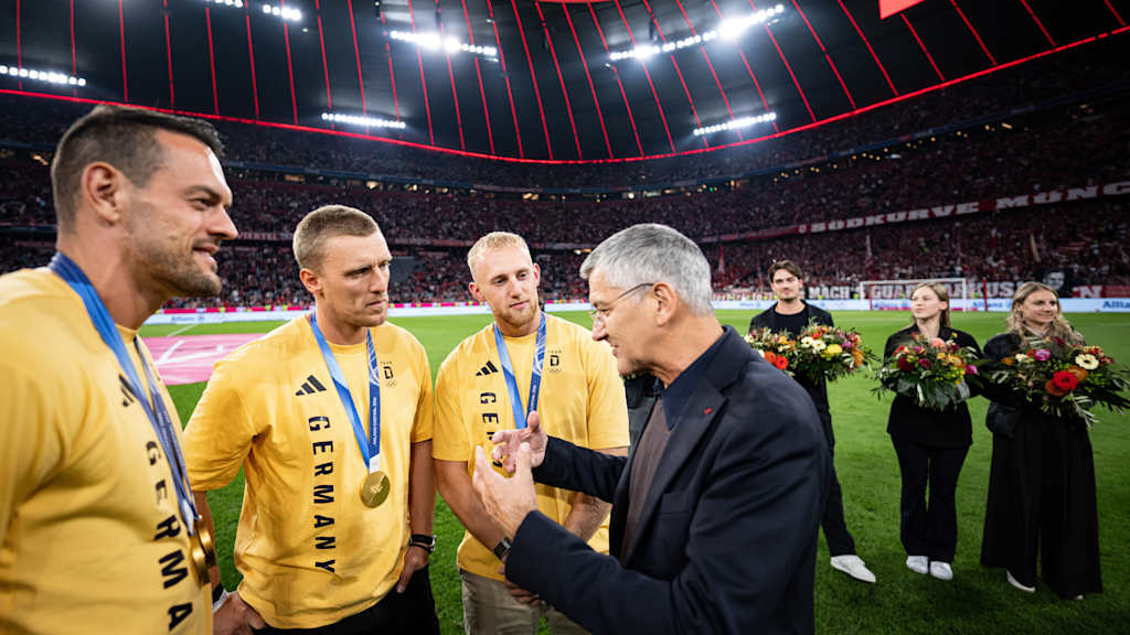 Präsident Herbert Hainer ehrt die Olympioniken in der Halbzeit des Heimspiels gegen Union Berlin