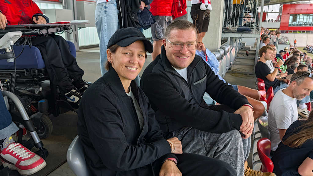 Bianca Rech und Max Eberl während des Spiels gegen Köln.