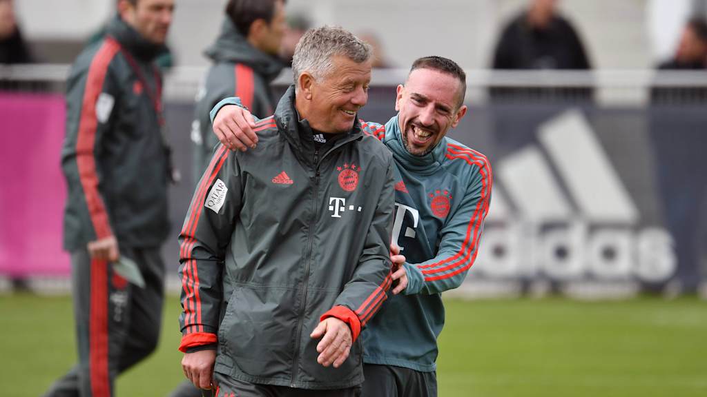 Peter Hermann lacht im Training mit Franck Ribéry