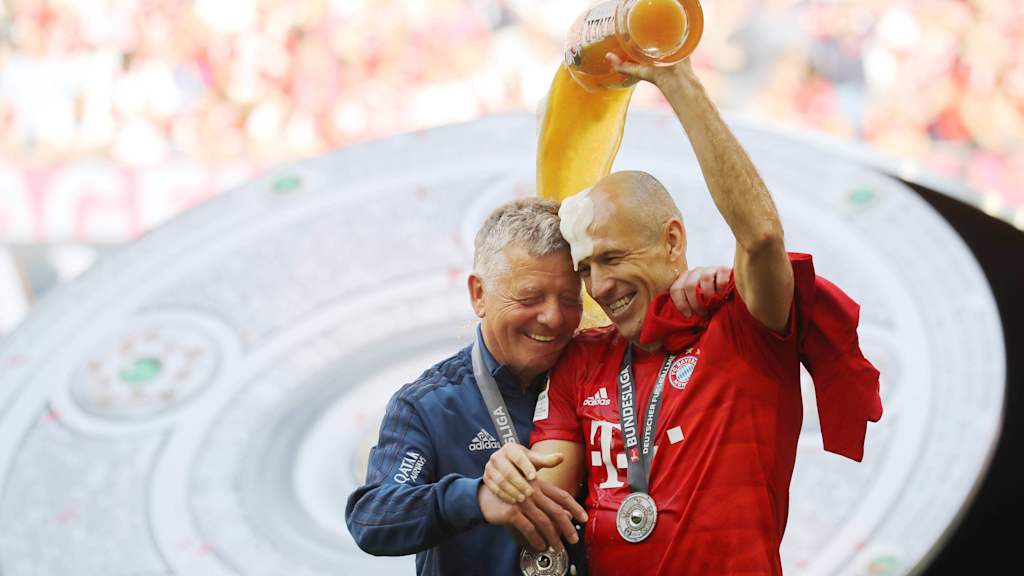 Peter Hermann bekommt eine Bierdusche von Arjen Robben