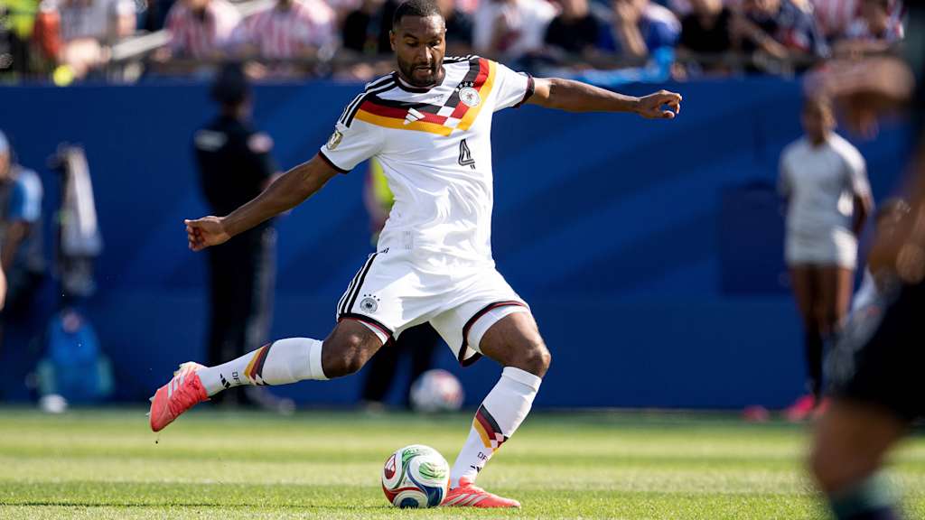 Jonathan Tah schlägt im Trikot der Nationalelf einen langen Pass