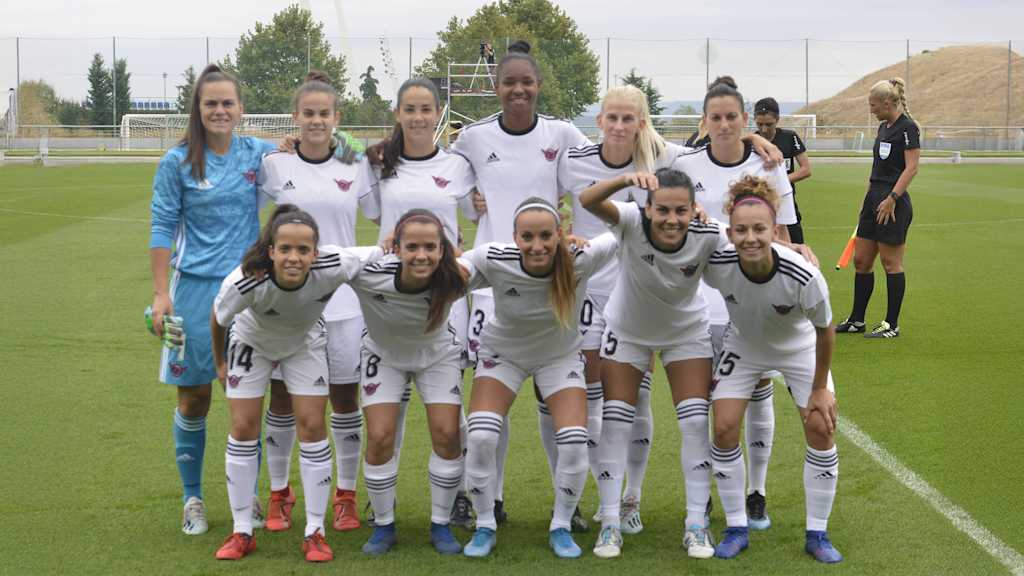 Die Mannschaft von CD Tacon posiert 2020 für ein Teamfoto.