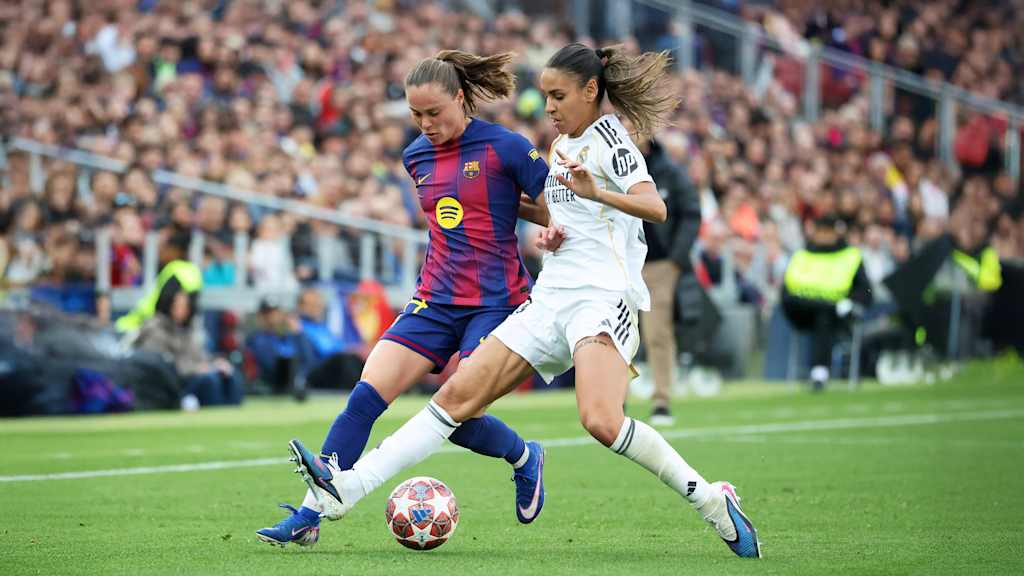 Ewa Pajor im Duell mit Maelle Lakrar.