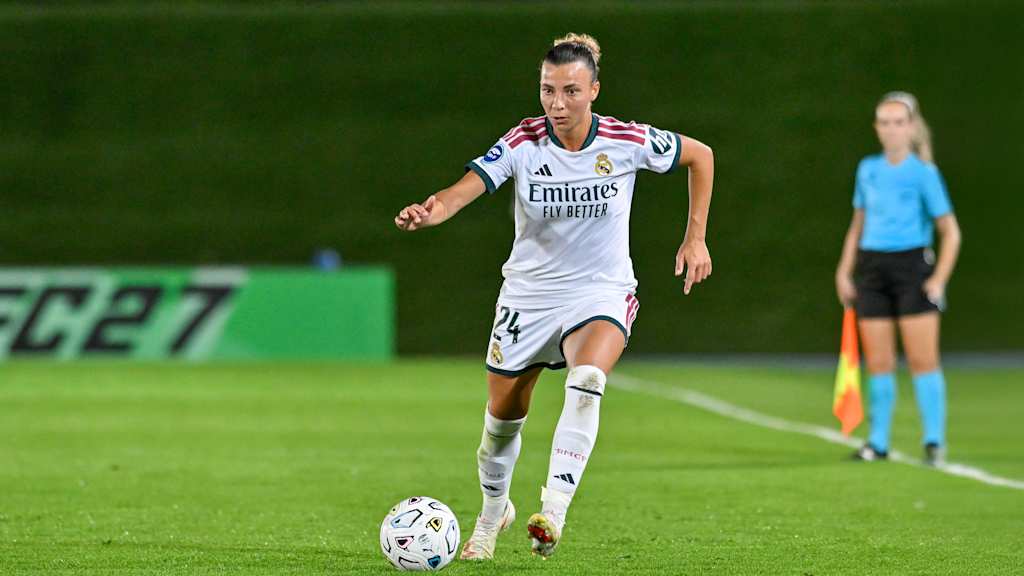 Arianna Caruso dribbelt im Trikot von Real Madrid.