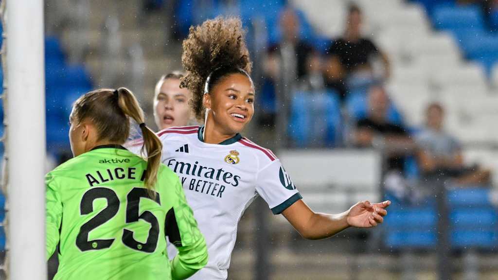 Felicia Schröder jubelt im Trikot von Real Madrid.
