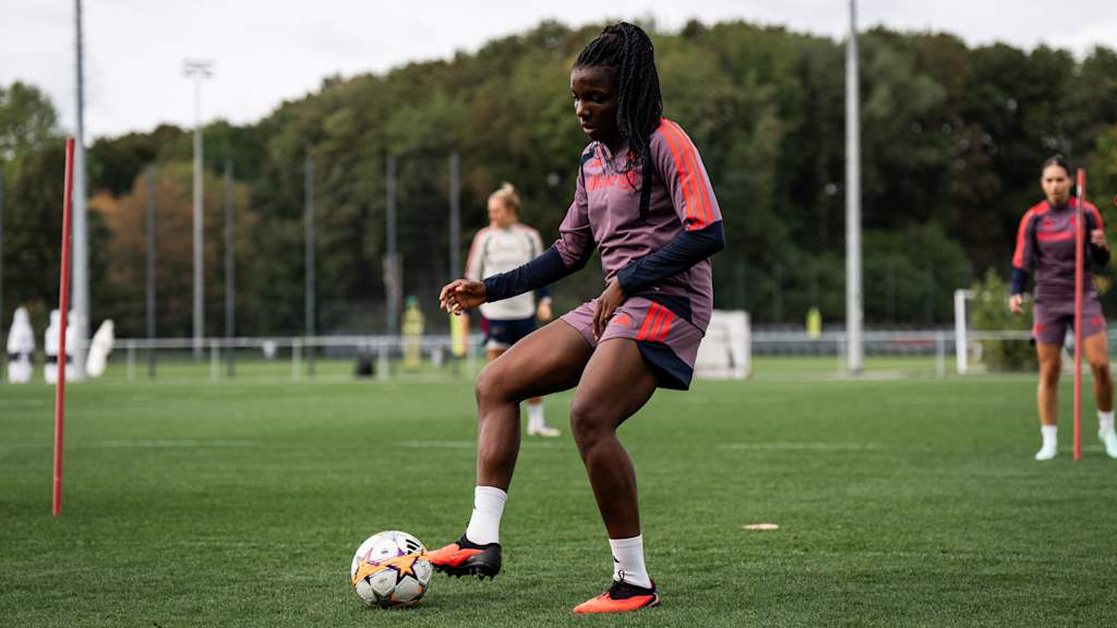 Edna Imade während des Anschlusstrainings der FC Bayern Frauen.
