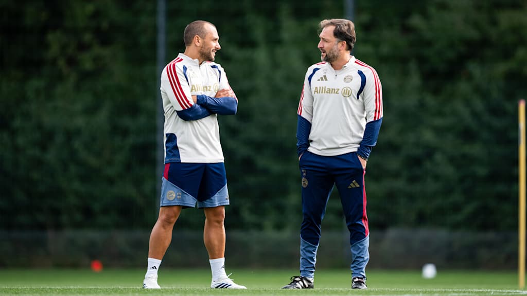 Adrian Negro und Jose Barcala während des Abschlusstrainings der FC Bayern Frauen.