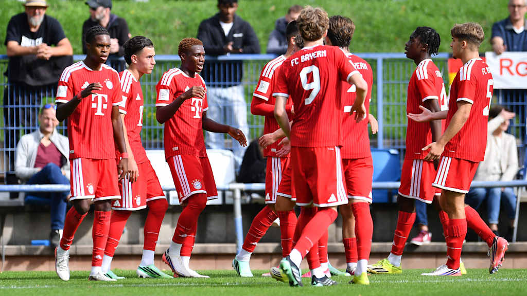 Die Spieler der U19 des FC Bayern klatschen sich nach einem Jubel ab.