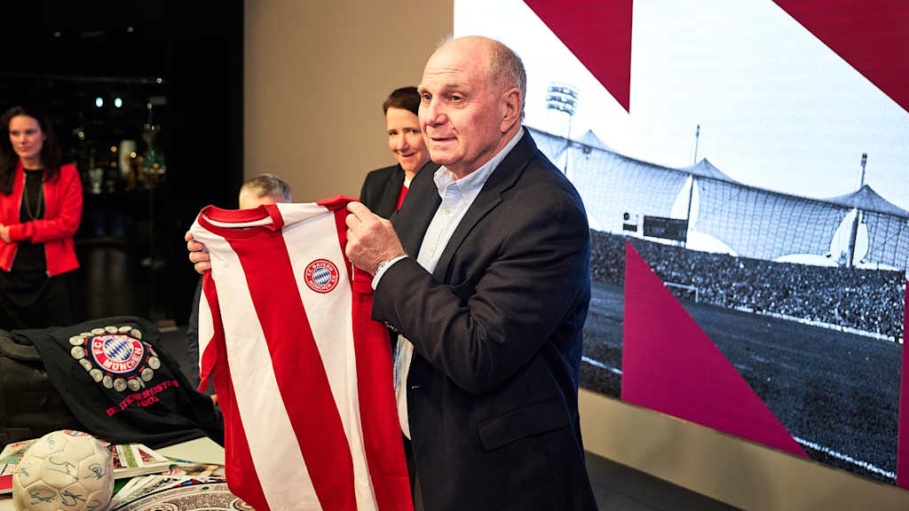 Uli Hoeneß stellt den Erinnerungskoffer vor