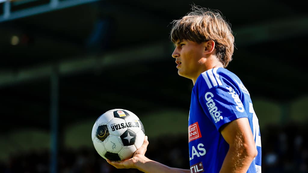 Magnus Dalpiaz vor einem Einwurf mit dem Ball in der Hand.
