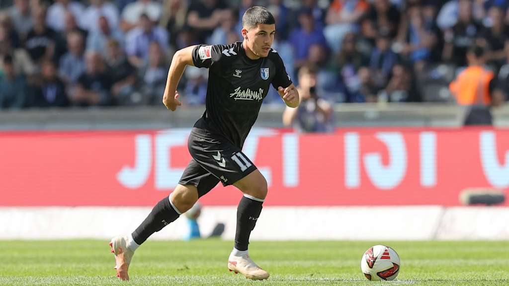 Felipe Chavez dribbelt mit dem Ball.