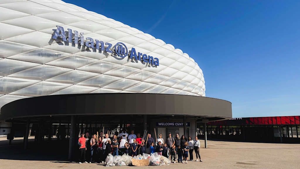 Das Reinigungsteam aufgereiht vor der Allianz Arena