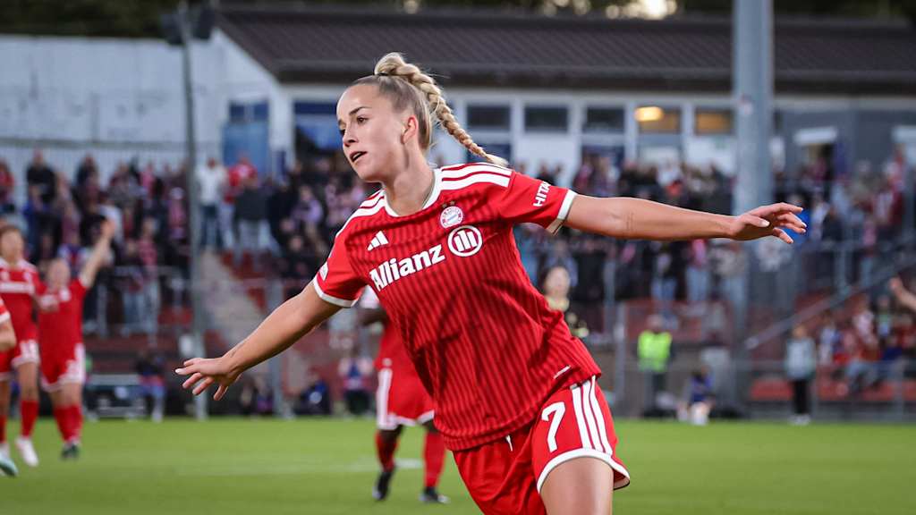 Giulia Gwinn jubelt mit ausgebreiteten Armen während des Heimspiels der FC Bayern Frauen in der Champions League gegen Manchester City