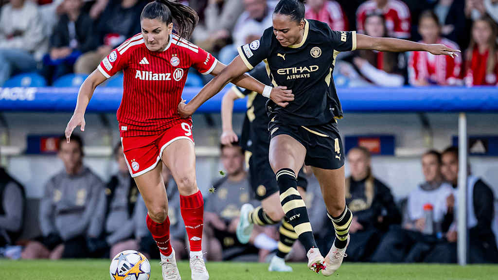 Jovana Damnjanović im Zweikampf während des Heimspiels der FC Bayern Frauen in der Champions League gegen Manchester City