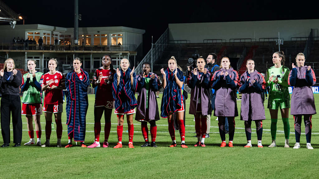 Die FCB-Frauen nach dem Spiel gegen ManCity in der Kurve.