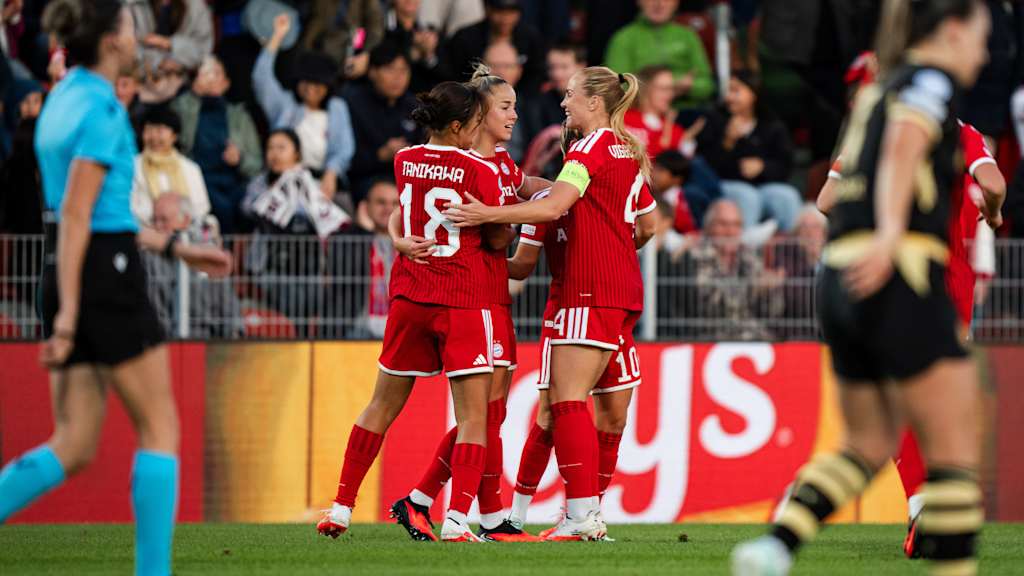 Die FCB-Frauen bejubeln ein Tor gegen Manchester City.