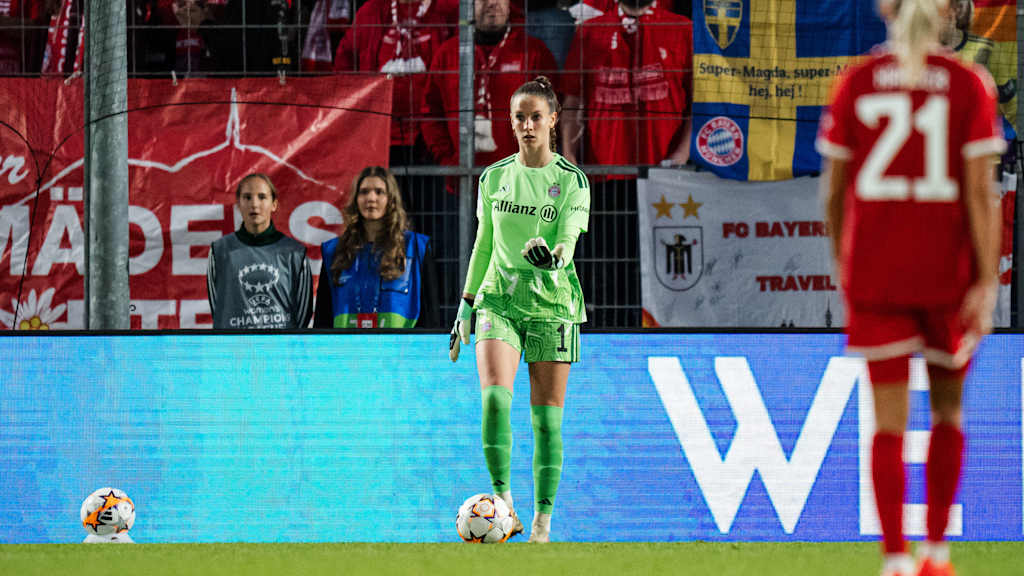 Ena Mahmutovic mit dem Ball am Fuß gegen Manchester CIty.