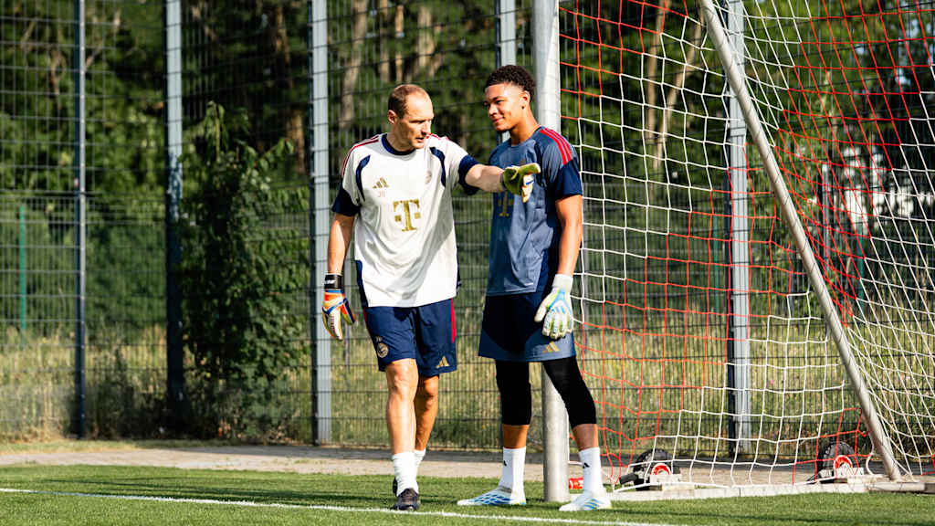 Jaroslav Drobny und Leonard Prescott stehen nebeneinander.