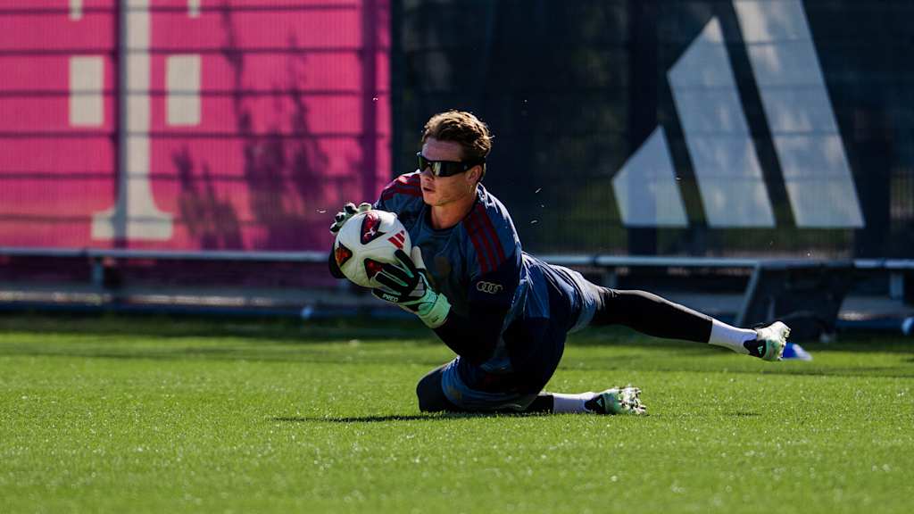 Jonas Urbig beim Einzeltraining in der Länderspielpause