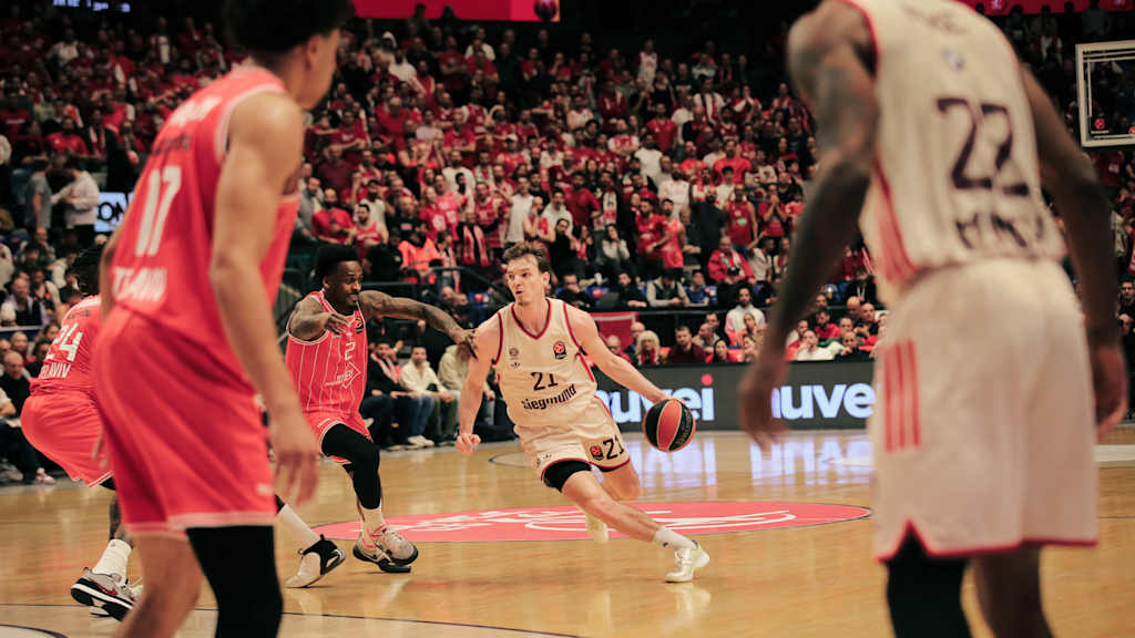 Justus Hollatz dribbelt