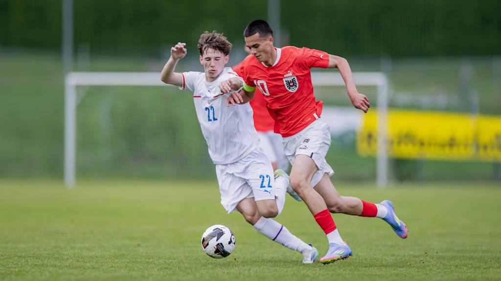 Matteo Maric im Zweikampf im Trikot der österreichischen Nationalmannschaft.