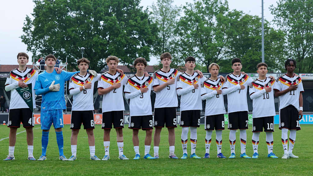 Die deutschen U16-Junioren stehen in einer Reihe und singen die Nationalhymne.