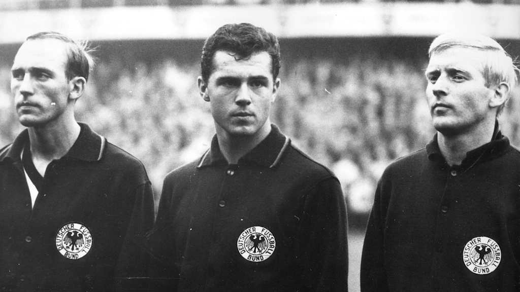 Der Tolle mit der Tolle: Debütant Franz Beckenbauer 1965 zwischen Willi Schulz und "ausgerechnet" Karl-Heinz Schnellinger.