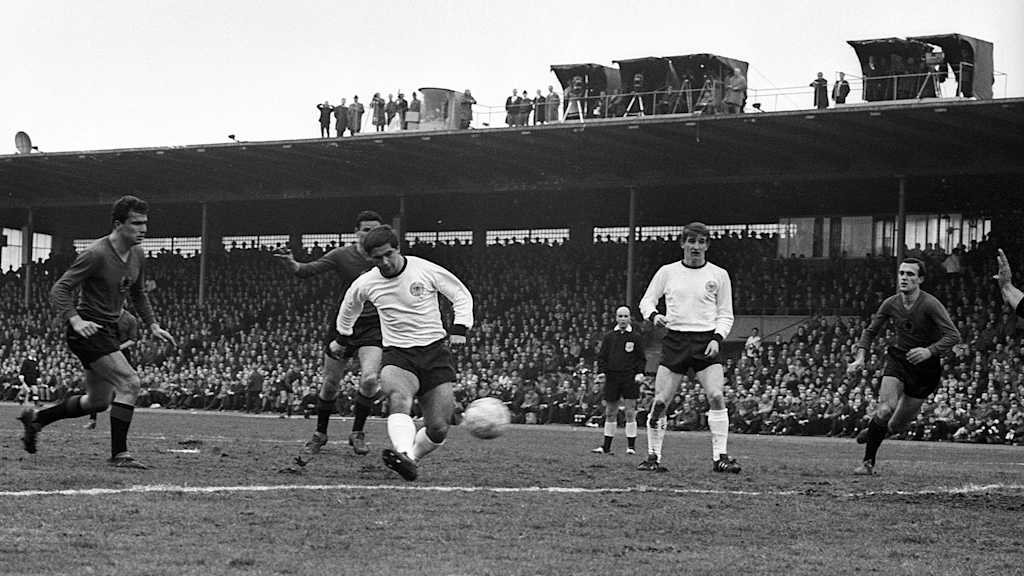 Schießt wie Gerd Müller, trifft wie Gerd Müller: Der Bomber 1967 mit seinen DFB-Premierentoren.